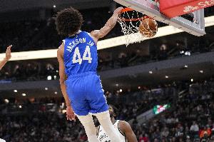 太能飞！杰克逊飞身补扣被吹干扰球 雄鹿挑战失败